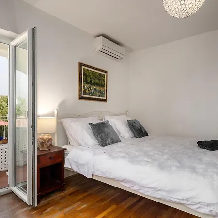 Villa Duga In For 12 People With Sea View & Only 1,2 Km From Porec
