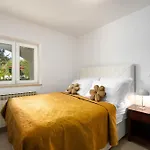 빌라 Duga In For 12 People With Sea View & Only 1,2 Km From 포레치